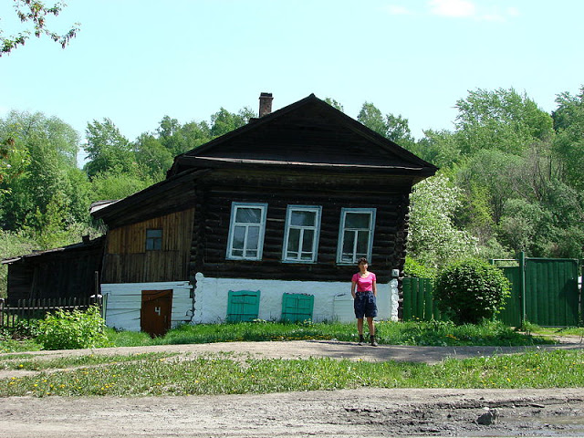 800px-Traditional_Wooden_House_Leans_in_Permafrost_-_Tomsk_-_Siberia_-_Russia