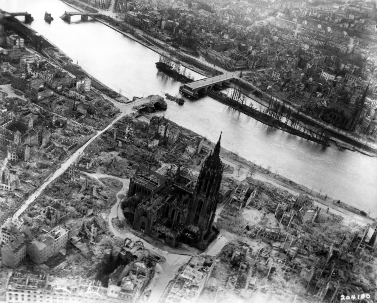 Frankfurt_Am_Main-Altstadt-Zerstoerung-Luftbild_1944.jpg